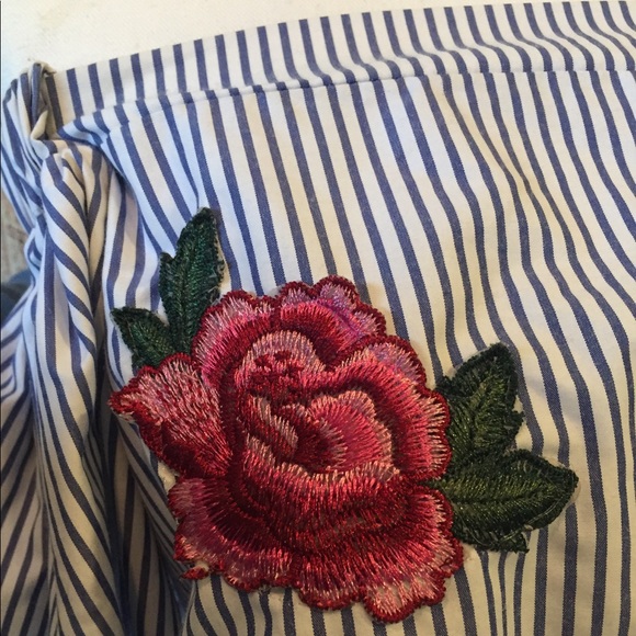 Embroidered flower off the shoulder crop top - Picture 3 of 4